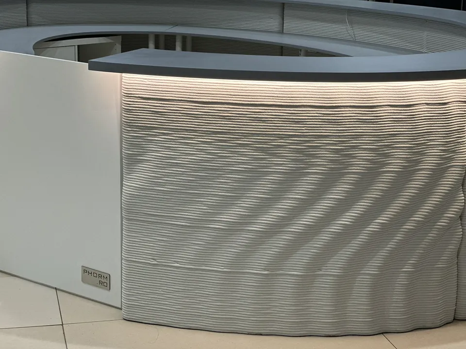 Side view of the curved wave texture