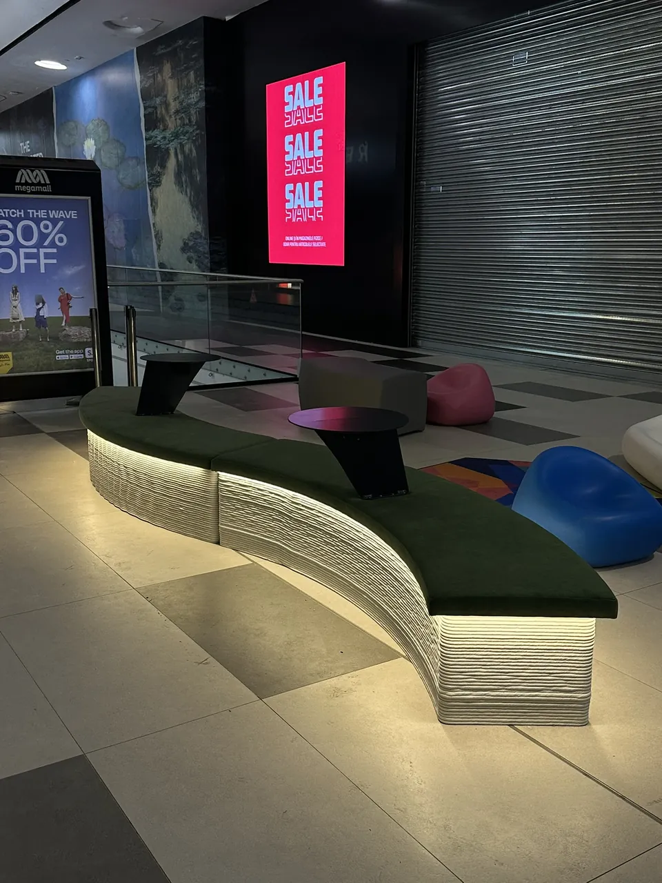 Bench running along the gallery
