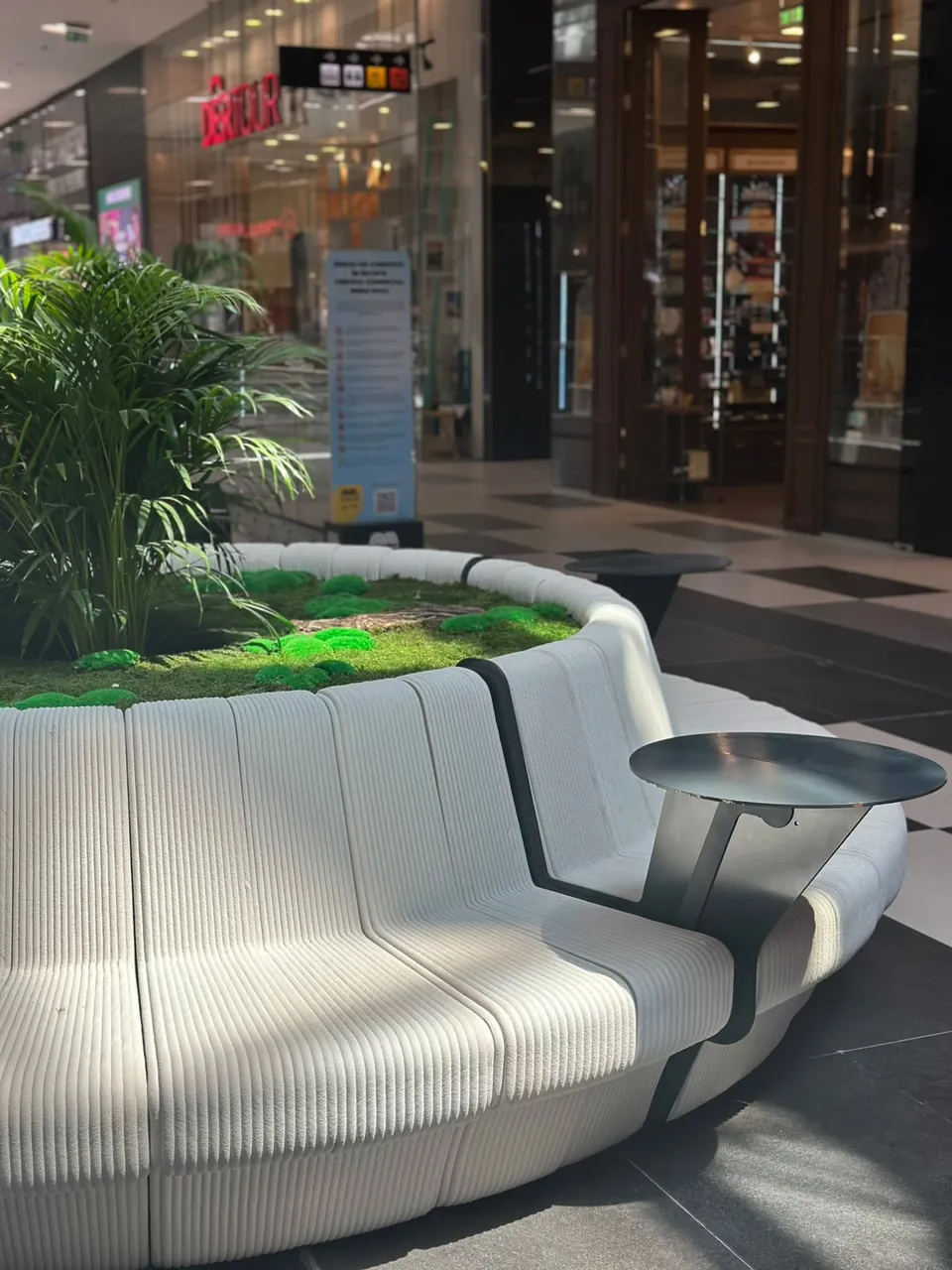 Round modular bench with a planted centre
